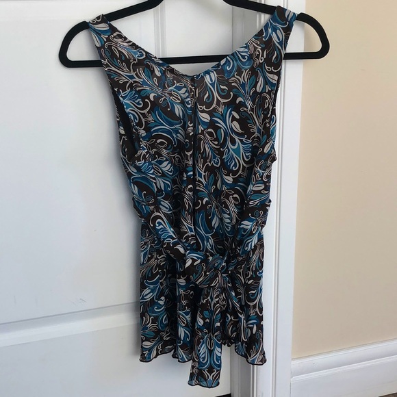 V-Neck sleeveless top with tie-back - Picture 3 of 3